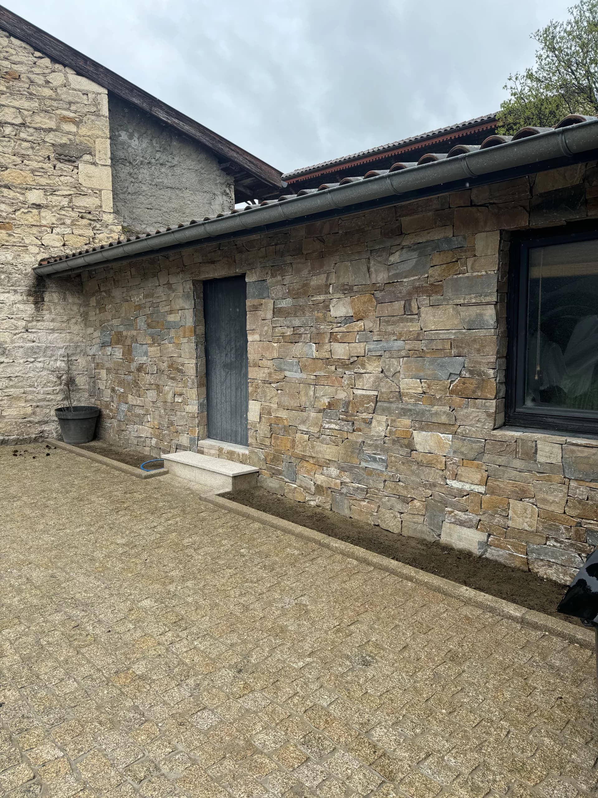 Habillage de façade en pierre naturelle