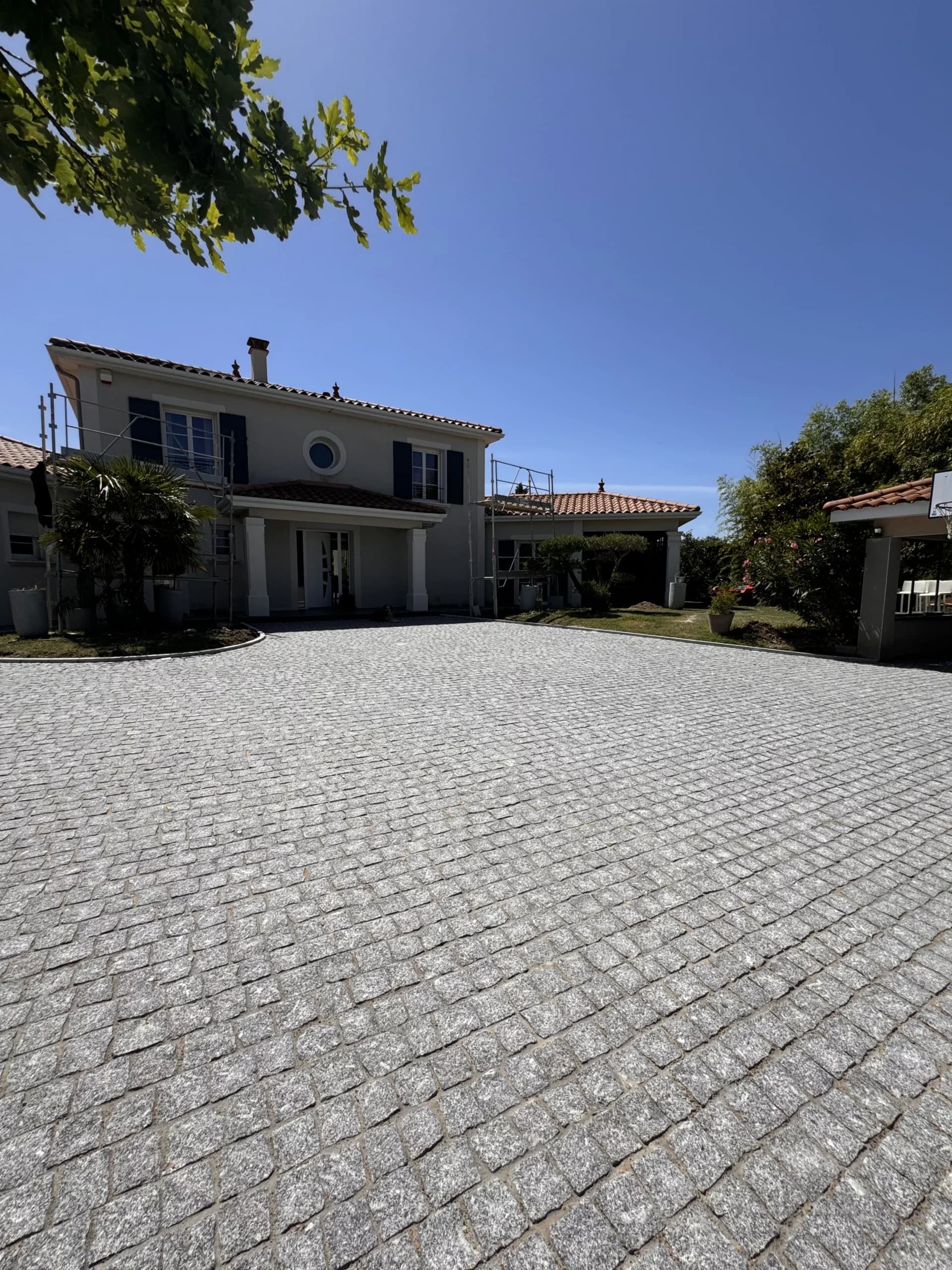Cour en pavé granit à Tour de Salvagny